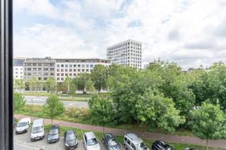 <p>Deze woning beschikt over 4 slaapkamers, 3 badkamers en 3 toiletten, ideaal voor een groot gezin of wie gasten ontvangt. De leefruimte met<strong> </strong>open keuken vormt het middelpunt van de woning. Vanuit de keuken heeft u toegang tot het terras. Verder is er een nog handige berging en is er voldoende parkeergelegenheid voor de deur. Extra pluspunt: er is mogelijkheid voor een praktijk of kantoor aan huis, ideaal voor werk en privé in één.<br /><br />Totale oppervlakte ca. 225 m².<br /><br />Het pand beschikt over twee huisnummers, Ankerrui 56 en 56A met gescheiden elektra en gasmeters.<br /><br /><strong>Ankerrui 56:</strong><br />Rechts van de inkomhal bevindt zich een mooie ruimte, verdeeld over een souterrain en een verdieping. Deze kan voor diverse doeleinden worden ingericht, zoals een kantoor aan huis, apart woongedeelte, studio, hobbyruimte of praktijk. De ruimte beschikt over een eigen badkamer, een apart toilet en de nodige aansluitingen voorzien voor een keuken. De grote ramen zorgen voor veel natuurlijk licht.<br /><br /><strong>Ankerrui 56A:</strong><br /><em>Gelijkvloers:</em><br />Via de inkomhal met robuuste stenen trap heeft u toegang tot het gastentoilet, berging en wasplaats.<br /><br /><em>Eerste verdieping:</em><br />De gezellige leefruimte biedt een mooi uitzicht en loopt over in de open keuken. De keuken is uitgerust met alle nodige inbouwtoestellen zoals een Bora kookplaat, Siemens combi-oven, Siemens vaatwasser en een Siemens koelkast met vriezer. Dankzij de handige inbouwkasten beschikt u over meer dan voldoende bergruimte. Het zuidwestgericht terras vormt de ideale plek om in de namiddag en avond volop van de zon te genieten.<br /><br /><em>Tweede verdieping:</em><br />Hier vindt u twee slaapkamers en een volledig betegelde badkamer met inloopdouche en wastafel.<br /><br /><em>Derde verdieping:</em><br />De master bedroom heeft een ruime, volledig betegelde ensuite badkamer met ligbad, inloopdouche en wastafel. Op de overloop van de bovenste verdieping is bovendien een apart toilet aanwezig.<br /><br /><strong>Pluspunten van het pand:<br /></strong>- Recent volledig gerenoveerd, waarbij alles vernieuwd is: ramen, CV-ketels, verwarming, isolatie, daken, elektra, riolering en gevel.<br />- Zeer gunstige EPC-score: B-label (120 kWh). Deze score is exclusief de extra isolatie van het terras bij de keuken.<br />- Elektra goedgekeurd.<br />- Aluminium ramen met verluchtingsroosters, waardoor alle ruimtes genieten van veel natuurlijk daglicht.<br />- Aansluitingen voor internet en TV-kabel door het hele pand.<br />- Voorzien van<strong> </strong>videofoon.<br />- De straat is recent volledig vernieuwd en opnieuw aangelegd.<br />- Voldoende parkeermogelijkheden in de directe omgeving.<br />- Lichtkoepel aanwezig voor extra daglicht.<br />- Mogelijkheid tot het creëren van een tweede dakterras van ca. 40 m².<br />- Interessant als investeringsobject.<br /><br />Voor meer informatie of het plannen van een bezichtiging kunt u contact met ons opnemen via: +32 (0) 14 65 03 79 of mail naar info@verlouwvastgoed.be.</p>