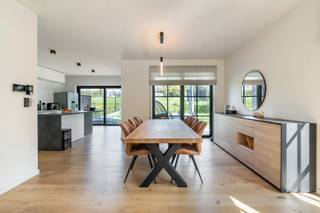 In de rustige, doodlopende Molenveldstraat bevindt zich deze recente, luxueuze woning die in 2023 werd gebouwd op een prachtig perceel van 10 are...