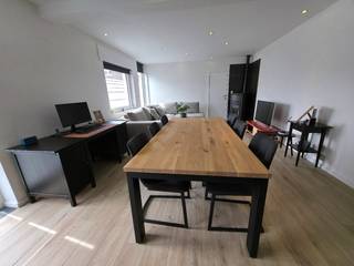 Goed gelegen woning in de buurt van het centrum van Liedekerke. Op goede bereikbaarheid van grote wegen en tal van winkels.
Indeling van de gelijkvloers: Ruime woon- en eetkamer, ingerichte keuken, ruime garage met automatische poort en apart toilet. Toegang tot gezellige tuin met tuinhuis, ideaal voor een barbecue en moestuin.
Indeling van eerste verdieping: Overloop, 2 ruime slaapkamers en recent (2025) volledig vernieuwde badkamer met o.a. inloopdouche en toilet.
Voor meer informatie of een plaatsbezoek kan je terecht op het GSM-nummer 0474/06.24.97 of e-mail: kawaterstraat23@gmail.com.