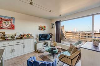 <p>Interesse in dit pand? Neem voor bijkomende informatie of het maken van een afspraak rechtstreeks contact op met Benjamin Tang via <strong>+32 495 56 50 74</strong> of <strong>benjamin.tang@copandi.be</strong>.</p><p>Dit aangename appartement bevindt zich op de vijfde verdieping en combineert een praktische indeling met een uitzonderlijke hoeveelheid buitenruimte. Dankzij de twee ruime terrassen geniet je hier van maar liefst 21,17 m² aan buitenruimte, een absolute troef voor wie graag geniet van de buitenlucht en een extra leefruimte zoekt.</p><p>De open leefruimte met keuken van 23 m² vormt het aangename hart van het appartement. De open indeling zorgt voor een mooi en ruimtelijk geheel, met voldoende plaats voor zowel een gezellige zithoek als een volwaardige eetplaats. De keuken sluit hier naadloos op aan, waardoor koken en gezellig samenzijn mooi met elkaar gecombineerd kunnen worden.</p><p>Vanuit de leefruimte heb je rechtstreeks toegang tot het grootste terras. Hier creëer je gemakkelijk een gezellige zithoek of een aangename plek om buiten te eten. Dankzij de rechtstreekse verbinding met de leefruimte lopen binnen en buiten hier op een natuurlijke manier in elkaar over.</p><p>Ook de slaapkamer mag gezien worden. Met een oppervlakte van 17 m² is deze kamer bijzonder ruim en biedt ze volop mogelijkheden. De slaapkamer vormt zo een aangename en rustgevende plek binnen het appartement.</p><p>Aan de andere zijde van het appartement bevindt zich een tweede terras. De ligging van beide terrassen aan weerszijden van het appartement zorgt ervoor dat je op verschillende momenten van de dag van de buitenruimte kunt genieten. Met in totaal ruim 21 m² aan terrassen is dit dan ook een bijzonder aantrekkelijke eigenschap van deze woning.</p><p>Daarnaast beschikt het appartement over een apart toilet en een praktische indeling die het dagelijkse wooncomfort ten goede komt.<br />De combinatie van de open leefruimte, de ruime slaapkamer en vooral de twee royale terrassen maakt dit appartement bijzonder interessant voor wie op zoek is naar een aangename woning met veel buitenruimte.</p><p>Het appartement is op dit ogenblik verhuurd met een bruto rendement van 5,93% wat het uitermate interessant maakt voor investeerders. </p>