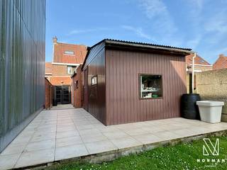 Welkom in deze gezellige gezinswoning met 4 slaapkamers, garage én tuin, gelegen op een centrale ligging in het hart van Kuurne!<br /><br />Bij het betreden van de woning komt u binnen in de aangename inkomhal. Aansluitend bevindt zich de ruime, lichtrijke leefruimte. Verder is er de lichtrijke keuken, uitgerust met alle nodige toestellen.<br />Het gelijkvloers beschikt eveneens over een kelder en een badkamer, uitgerust met een douche en wastafel.<br /><br />Op de eerste verdieping bevinden zich drie volwaardige slaapkamers.<br />Bovendien is er nog op de met vaste trap bereikbare zolder een vierde slaapkamer.<br /><br />De volledig omheinde en onderhoudsvriendelijke diepe tuin biedt alle rust en privacy. Daarnaast is er een tuinhuis aanwezig, ideaal als extra opbergruimte, evenals een gezellig terras waar u heerlijk kunt genieten van het buitenleven.<br /><br />Deze eigendom biedt een uitstekende basis om volledig naar eigen smaak en wensen vorm te geven.<br /><br />Troeven:<br />+ Garage<br />+ Diepe tuin<br />+ 4 slaapkamers<br />+ Centrale ligging