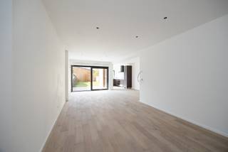 <h3><span><strong>Instapklaar gelijkvloers appartement met tuin in Brasschaat – wijk Kaart</strong></span></h3>
<p>In de gegeerde wijk Kaart te Brasschaat bevindt zich dit volledig gerenoveerde gelijkvloers appartement met één slaapkamer. Het appartement combineert hedendaags wooncomfort met energiezuinigheid dankzij zonnepanelen en vloerverwarming. Met een aangename tuin en terras biedt deze woonst een zeldzame combinatie van binnen- en buitenruimte.</p>
<p><strong>Indeling</strong><br />Via de gemeenschappelijke inkomhal bereiken we het gelijkvloers appartement.</p>
<ul>
<li>Inkomhal</li>
<li>Apart toilet</li>
<li>Berging + extra bergruimte</li>
<li>Slaapkamer vooraan (ca. 15 m²)</li>
<li>Badkamer met lavabo, spiegel en inloopregendouche</li>
<li>Zeer ruime en lichtrijke leefruimte</li>
<li>Open keuken met zicht op de tuin</li>
<li>Aangenaam terras</li>
<li>Zonnige tuin</li>
</ul>
<p>Dit appartement werd volledig gerenoveerd met duurzame en kwalitatieve materialen. De keramische parketvloeren zorgen voor een warme uitstraling met het onderhoudsgemak van tegels. Verder geniet u van nieuwe ramen, een vernieuwd dak, zonnepanelen en vloerverwarming doorheen het volledige appartement.</p>
<p><strong>Troeven</strong></p>
<ul>
<li>Volledig gerenoveerd en instapklaar</li>
<li>Energiezuinig met zonnepanelen en vloerverwarming</li>
<li>Zonnige tuin met terras</li>
<li>Ruime leefruimte met open keuken</li>
<li>Gelegen in de gegeerde wijk Kaart</li>
</ul>
<p>Ideaal voor wie comfortabel en energiezuinig wil wonen met buitenruimte, of als investering op toplocatie in Brasschaat. Interesse? Contacteer ons via <strong>03 535 12 75</strong> voor meer informatie of een bezoek.</p>