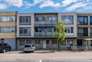 <p><strong>KIJKDAG | Kom op zaterdag 26 september vrijblijvend dit appartement ontdekken.<br />Welkom zonder afspraak tussen 12u en 13u30.<br /><br />Centraal gelegen appartement met ruime slaapkamers</strong></p>
<p>Dit aangename appartement, gelegen te Eersels, combineert comfort met een uitstekende en centrale ligging. Winkels, horeca en voorzieningen bevinden zich in de nabije omgeving, waardoor je hier geniet van vlot en praktisch wonen.</p>
<p>Bij het betreden van het appartement kom je in een inkomhal die toegang biedt tot alle ruimtes. De hal verbindt de twee ruime slaapkamers, de badkamer en de leefruimte met keuken, wat zorgt voor een praktische en overzichtelijke indeling.</p>
<p>De lichtrijke leef- en eetruimte biedt voldoende plaats om gezellig te ontspannen en gasten te ontvangen. Aansluitend vind je een geïnstalleerde keuken, voorzien van alle nodige comfort.</p>
<p>Verder beschikt het appartement over twee volwaardige en ruime slaapkamers, ideaal voor een koppel, klein gezin of als investering.</p>
<p><strong>Extra troef:</strong> mogelijkheid tot bij aankopen van een garage (mits meerprijs).</p>
<p>Kortom, een ideale opportuniteit voor wie op zoek is naar een comfortabel en centraal gelegen appartement in Tessenderlo.</p>