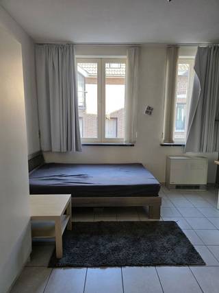 <p>Vous êtes à la recherche d'une chambre d'étudiant confortable et prête à emménager à Louvain ? Cette chambre d'étudiant meublée, située dans la Lepelstraat, est immédiatement disponible et offre un cadre pratique et agréable pour les étudiants.</p>
<p>La chambre est entièrement meublée et dispose d'un lit, d'un bureau, d'une armoire, d'un réfrigérateur et d'un micro-ondes. Il vous suffit d'apporter vos effets personnels pour pouvoir vous installer immédiatement.</p>
<p>Le loyer s'élève à 490 € par mois, avec une provision mensuelle de 100 € pour les charges et le Wi-Fi.</p>
<p>La chambre est immédiatement disponible et convient parfaitement aux étudiants à la recherche d'un logement confortable et pratique à Louvain.</p>