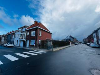 Op een gunstige locatie dichtbij het centrum van Wevelgem bevindt zich deze charmante hoekwoning met tuin en een afzonderlijke ruime garage.De woning...