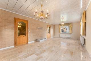 Op een rustige, vlot bereikbare locatie vlak bij het centrum van Torhout vinden we deze te renoveren bungalow op een perceel van 833 m² met tal van mogelijkheden! 
De woning beschikt over een gelijkvloerse indeling en een ruime zolderverdieping die nog volledig kan worden ingericht. Deze bungalow omvat een inkomhal met gastentoilet, lichtrijke leefruimte met aansluitend keuken. Daarnaast bevindt zich op het gelijkvloers een zeer grote slaapkamer, badkamer, wasplaats en inpandige garage. 
Een extra troef is de grote tuin met tuinberging.
Deze woning is onderhevig aan de renovatieverplichtingen opgelegd door de Vlaamse overheid.

Benieuwd naar dit renovatieproject? Neem dan snel contact op met Immo Hyboma – en wie weet, wandel jij binnen in je nieuwe thuis!