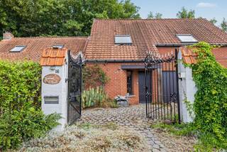 ALLE BEZOEKDAGEN VOLZET<br />TE KOOP IN RUISELEDE WINGENE - GEEN renovatieverplichting<br /><br />- Uitzonderlijk rustige, landelijke ligging in een doodlopende straat<br />- Twee basisscholen elk op 3 km afstand<br />- de achterkant van het huis kijkt uit op een bos, de voorkant op het zuiden met een prachtig zicht op een naar beneden glooiend veld.<br />- Volledig agrarische zone dus geen risico op extra bebouwing.<br />- Zeer veel bergruimte<br />- Charmante tuin rondom het huis met schaduwplekjes, zonneplekjes, moestuin, kippenren <br /><br />In het linkergedeelte (1953):<br />- Idyllisch overdekt terras en inkomdeur naar de eerste leefruimte<br />- Dubbele woonruimte met halfopen keuken (op te frissen)<br />- Achter de keuken 2 bergruimtes met toegang tot de tuin<br />- Vaste trap naar een eerste slaapkamer<br /><br />In het rechtergedeelte (1993):<br />- Inkomhal<br />- Grote ontspanningsruimte/woonkamer met houten vloer en toegang naar het oudere gedeelte<br />- Garage/atelier met extra berging<br />- Carport<br />- Vaste trap naar twee ruime slaapkamers met dressing en berging<br />- Ruime, lichtrijke badkamer met ligbad, inloopdouche, lavabo, toilet<br /><br />Deze buitenkans is onmiddellijk beschikbaar bij akte (niet meer bewoond). Het gebouw is mooi centraal ingeplant op het perceel waardoor de tuin overal goed toegankelijk is.<br />Laat u verleiden door de foto's en indien u meer informatie of een bezoek wenst, vul dan bij voorkeur eerst uw gegevens in via de contactknop en dan bel ik u spoedig op.<br /><br />Laurens Deprez 0496-20 64 64 - VANAF PRIJS ! De opgegeven informatie en oppervlaktes zijn informatief en niet bindend.