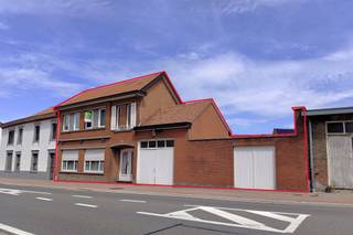 <p><span>Deze goed onderhouden woning ligt op de Maastrichterstraat in Mopertingen, op 5 autominuten verwijderd van de grens met Maastricht (NL). De woning ligt centraal t.o.v. Bilzen centrum, Veldwezelt (Lanaken) en Maastricht. Eetgelegenheden, scholen en tal van bushaltes bevinden zich in de nabij omgeving van de woning. </span></p><p><span> </span></p><p><span>De woning ligt op een perceel van 2a20ca, beschikt over 2 ingangen (voor- en achterzijde perceel) en telt 3 slaapkamers. Een deel van de raampartijen is voorzien van dubbel glas en de woning beschikt over een kelder en een zolder. </span></p><p><span> </span></p><p><span>Pluspunten van de woning:</span></p><p><span>- Centrale ligging t.o.v. Bilzen centrum, Veldwezelt (Lanaken) en Maastricht (NL);</span></p><p><span>- de woning ligt op 5 autominuten verwijderd van de grens met Maastricht; </span></p><p><span>- eetgelegenheden, scholen en tal van bushaltes in de nabije omgeving;</span></p><p><span>- de woning beschikt over 2 ingangen (voor- en achterzijde);</span></p><p><span>- deel van raampartijen is voorzien van dubbel glas; </span></p><p><span>- kelder en zolder aanwezig; </span></p><p><span>- elektrische rolluiken op de gelijkvloerse verdieping; </span></p><p><span>- zowel de P-score als de G-score zijn A.</span></p><p><span> </span></p><p><span>Let op: deze woning kan onderhevig zijn aan de renovatieverplichting voor residentiële gebouwen, opgelegd door de Vlaamse overheid. Meer info vindt u op <span>energiesparen.be</span></span><span>.</span><span> </span></p><p><span> </span></p><p><span>Wilt u de woning bezoeken of wenst u meer informatie te ontvangen? Neem dan gerust contact op via Mike@jemar.be of 0487 96 38 96.</span></p><p><span> </span></p>