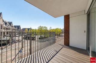 Ruim twee-slaapkamer appartement met zonnig terras.<br /><br />TE BEZOEKEN DOOR VOLGENDE LINK IN TE VULLEN: https://reds.mijnhuurprofiel.be/property/d2fb8530-17e5-44e0-abb0-e5ba6450e754<br /><br />Dit appartement is gelegen op een zeer bereikbare locatie in Mortsel. Zowel supermarkten, allerlei winkels, openbaar vervoer en horeca liggen op een paar meter van de voordeur. Het appartement is zojuist volledig geschilderd.<br /><br />Indeling:<br /><br />- Ruime inkomhal met plaats voor vestiairekast<br />- Lichte leefruimte met open keuken<br />- Keuken voorzien van vaatwas, oven, kookvuur en ijskast met vriesvak<br />- Aansluitend een ruime berging met aansluiting voor was- en droogmachine<br />- Groot en zonnig terras, zuidwest gericht<br />- Apart toilet<br />- Badkamer met ruime inloopdouche en lavabo <br />- 2 slaapkamers waarvan 1 met klein balkonnetje<br />- Kelderberging<br />- Staanplaats achteraan het gebouw zit in de huurprijs inbegrepen<br /><br />Extra:<br /><br />- Maandelijkse kosten: €135/maand voor de lift en onderhoud en verbruik gemeenschappelijke delen <br />- Huurwaarborg 3 maanden<br />- Meters individueel<br />- Plaatsbeschrijving op gedeelde kosten