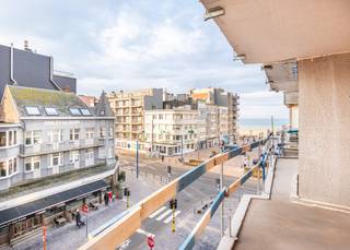 <strong>Residentie ZonZicht: Uw uitvalsbasis aan de Kust</strong><br /> <br />Ontdek residentie "ZonZicht", een stijlvol nieuwbouwproject in de Zeelaan te Koksijde, op slechts één minuut wandelen van het strand. Het gebouw, gekenmerkt door strakke lijnen en grote raampartijen, biedt maximaal lichtinval en een tijdloze architectuur. De hoge afwerkingsgraad en het gebruik van kwalitatieve materialen zorgen voor duurzaam wooncomfort. <br /> <br />Residentie "ZonZicht" is ideaal voor wie een comfortabele uitvalsbasis zoekt voor vakanties in Koksijde, met een uitstekende bereikbaarheid en nabijheid van het centrum en het gemeentehuis, waar tal van activiteiten plaatsvinden. Bovendien is dit project een sterke investering, met mogelijkheden voor zowel vakantie- als jaarverhuur.<br /><br />Indeling: Inkomhal met plaats voor vestiaire | Open en volledig uitgeruste keuken | Zonnige leefruimte uitgevend op westgericht balkon (6,33 m²) met zijdelings zeezicht | Berging met voorziening voor wasmachine | Badkamer met inloopdouche en lavabo in meubel | Afzonderlijk toilet met lavabo | 2 slaapkamers uitgevend op balkon achteraan (1,66 m²) | Private kelder | Gemeenschappelijke fietsenberging | Gemeenschappelijk vuilnislokaal.<br /> <br />Wonen in "ZonZicht" betekent genieten van comfort, stijl, en een ongeëvenaarde kustervaring.