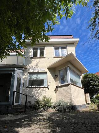 <p><strong>Charmante villa de 1929 à Saint-Idesbald (Coxyde)</strong></p>
<p>Cette villa pleine de caractère, située dans une rue calme du charmant Saint-Idesbald, offre un mélange d’authenticité et de potentiel. Construite en 1929, elle conserve des détails d’époque tout en offrant des possibilités de personnalisation.</p>
<p></p>