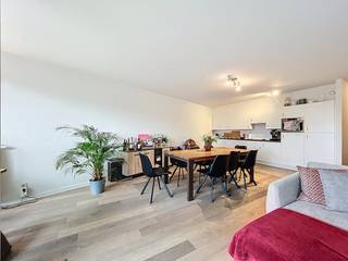 Vous recherchez un appartement confortable et élégant ? Ce bel appartement offre tout ce dont vous avez besoin pour une vie agréable ! L'appartement fait partie de la résidence « Canal View », idéalement située à proximité des commerces, des transports en commun et des principales routes d'accès.L'appartement dispose d'un salon lumineux et spacieux, d'une cuisine entièrement équipée, de 2 chambres complètes et d'une salle de bains moderne. Grâce aux grandes fenêtres, vous pouvez profiter de beaucoup de lumière naturelle. En outre, il y a une terrasse spacieuse et un jardin privé clos, idéal pour se détendre après une longue journée.Il y a 2 autres entrepôts privés au sous-sol.Vous avez la possibilité de louer 2 garages, à 100,00 EUR/mois/garage.Les frais communs, sous forme de commission, s'élèvent à 100,00 EUR/mois et sont utilisés pour entretenir les parties communes.Disponible à partir du 15/02/2026 !
