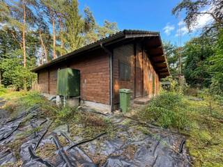 Gelegen in een binnengebied in Grobbendonk maar vlakbij Pulle / Zandhoven.<br /><br />Constructie:<br />De chalet werd opgetrokken in hout maar werd gebouwd op een volledige kelder. <br /><br />INDELING:<br />Leefruimte met kachel (stookolie).<br />Open en ingerichte keuken.<br />Slaapkamer vooraan en slaapkamer achteraan.<br />Badkamer met toilet, inloopdouche en lavabo. <br />Achteringang.<br /><br />KELDER: te bereiken via vaste trap.<br /><br />ZOLDER: mogelijk om hier nog enkele kleinere spullen weg te bergen.<br /><br /><br />BIJZONDERHEDEN<br />Geen gas aanwezig in de straat.<br />Elektriciteit en water (Pidpa) zijn aanwezig.<br />Gelegen in gebied voor verblijfsrecreatie. Momenteel loopt er een openbaar onderzoek omdat gemeente Grobbendonk voor dit gebied (voorlopig) een RUP heeft vastgesteld "woongebied met bosrijk karakter". Dit openbaar onderzoek loopt nog tot 25 september 2026.<br />Meer inlichtingen via https://www.grobbendonk.be/nieuws/bekendmaking-openbaar-onderzoek-voorlopige-vaststelling-rup-verblijfsrecreatie .<br /><br /><br />POSITIEVE ASPECTEN<br />Mooi perceel waar je tot rust kan komen.<br />Constructie van de chalet is in goede staat.