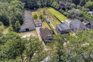 <h3><span><strong>Charmante landelijke woning op een prachtig perceel van 1.560 m² in Retie</strong></span><span></span></h3>
<p>De woning combineert een warme, landelijke uitstraling met een verzorgde afwerking.</p>
<p>Via de inkomhal komt u terecht in de gezellige leefruimte. Dankzij de vele raampartijen geniet u hier van een aangename lichtinval en een mooi uitzicht op de tuin.</p>
<p>Aansluitend bevindt zich de volledig uitgeruste leefkeuken met kwalitatieve Smeg-toestellen. Verder beschikt het gelijkvloers over een badkamer met ligbad, lavabomeubel en toilet, een ruime wasberging, een apart gastentoilet, en een handige kelder.</p>
<p>Op de eerste verdieping bevinden zich drie volwaardige slaapkamers. De zolder, bereikbaar via een vlizotrap, biedt extra bergruimte.</p>
<p>Buiten is het heerlijk vertoeven in de ruime, groene tuin. De vrijstaande dubbele garage biedt plaats aan meerdere wagens en is eveneens ideaal als hobby- of bergruimte.<br /><br /><em><span>Specificaties:</span></em><br /><em>- Groot perceel: 1560m²</em><br /><em>- Schrijnwerk: hout met HR beglazing</em><br /><em>- EPC: D-label - 371 kWh / (m² jaar)<br />- Verwarming op aardgas<br />- Dubbele garage (65m²)<br />- Tuin op het zuiden</em></p>