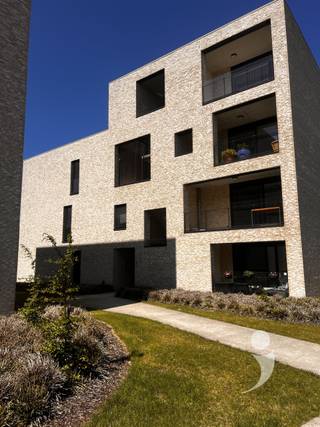 <p><span>Découvrez ce bel appartement récent situé au deuxième étage. L'appartement comprend une chambre spacieuse, une salle de bains moderne et des toilettes séparées. La cuisine ouverte se connecte parfaitement à la salle à manger et au salon, ce qui crée un environnement agréable et lumineux. En outre, vous pouvez profiter d'une terrasse confortable, idéale pour se détendre. </span></p>