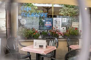 <p><span>Handelspand in hartje Gent<br /></span><span>In de Lange Steenstraat aan de rand van het Patershol en op een boogscheut van het Gravensteen, wacht een unieke handelskans: momenteel Café Folklore. <br />Al decennialang een iconisch café, een vaste halte tijdens toeristische rondleidingen en een begrip voor Gentenaars en bezoekers.<br />Ideaal gelegen voor de realisatie van uw handelsdroom!<br /><br />Troef: vrij van brouwer<br /><br /></span><span>Horecagedeelte: Café Folklore ademt authenticiteit <br /></span><span>Een massieve eiken toog, tafeltjes met een rood sigarettenproof blad, muren vol tegelwijsheden en vintage reclameborden: dit is één van de laatste échte bruine volkscafés van Gent.<br />Dankzij de vrijheid van brouwerij geniet je maximale autonomie in je uitbating een zeldzame troef in de sector. <br />Het horecagedeelte met terras, keukentje en toiletten biedt een warme basis voor wie het Gentse caféleven wil verderzetten of een eigen creatief horecaconcept wil uitrollen.<br /><br />Woongedeelte: boven het café bevindt zich een woongedeelte met drie slaapkamers, een leefruimte met open haard, badkamer met bad en een gezellig terrasje. <br />Een charmante thuis middenin de stad, waar wonen en ondernemen hand in hand gaan.<br /><br /></span><span>Erkend B&B in achterliggend gebouw<br /></span><span>Extra meerwaarde biedt de gastenkamer met eigen slaapkamer en kitchenette.<br /><br /></span><span>Historiek & beleving<br /></span><span>Het gebouw uit 1667 is doordrenkt van verhalen. <br />Cafébaas Jacques gaf er de afgelopen 40 jaar een eigen stempel aan: jukeboxmuziek, manillenclubs, gekookte eieren, droge worsten en kroakemandels.<br />Folklore is meer dan een café, het is een levend stukje stadsgeschiedenis.<br /><br />Prijs op aanvraag<br /><br /></span></p>