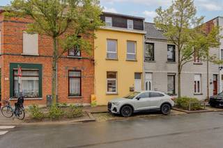 <p><span>Te renoveren woning met 3 slaapkamers op centrale locatie!</span></p><p><span> </span></p><p><span>Ontdek deze charmante, te renoveren woning met een bewoonbare oppervlakte van ca. </span><span>104 m²</span><span>, gelegen op een centrale locatie met vlotte verbinding naar winkels, openbaar vervoer en belangrijke invalswegen. </span></p><p><span> </span></p><p><span>We betreden de woning via de inkomhal die toegang verleent tot de kelder en de leef- en eetruimte. Aansluitend de leef- en eetruimte vindt u de keuken die tal van mogelijkheden biedt. Naast de keuken bevindt zich de badkamer die voorzien is van een bad/douche combinatie, lavabo, toilet en aansluiting voor was & droog.</span></p><p><span> </span></p><p><span>Via een vaste trap bereiken we de eerste verdieping. Deze verdieping is voorzien van 2 slaapkamers. </span></p><p><span> </span></p><p><span>Op de tweede verdieping (zolderverdieping) bevindt zich de master bedroom. </span></p><p><span> </span></p><p><span>Ideaal voor een klein gezin of als investering. </span></p><p><span> </span></p><p><span>Bijzonderheden:</span></p><p><span><br />- Bewoonbare oppervlakte ca. 104 m² (cfr. EPC)<br />- 3 slaapkamers</span></p><p><span>- Momenteel verhuurd aan €1100/maand</span><span><br />- Kelder<br />- Rolluiken aanwezig<br />- centrale ligging nabij winkels en openbaar vervoer</span></p><p><span> </span></p><p><span>Afmetingen zijn indicatief</span></p><p><span> </span></p><p><span>Ben jij geïnteresseerd in deze woning te koop in Merksem, ben je op zoek naar ander vastgoed, een investering of wens je de waarde van jouw eigendom te kennen? Dan ben je bij BOLT Immo aan het juiste adres! Wij helpen jou graag verder.</span><span> </span></p><p><span> </span></p>
