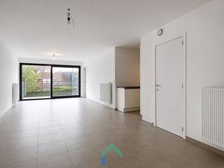 Algemeen<br />Dit ruime en moderne appartement met 3 slaapkamers en 2 badkamers is gelegen aan de Deken Darraslaan 102 te Tielt, op een uitstekende locatie vlakbij alle voorzieningen. Het appartement, gebouwd in 2018, verkeert in uitstekende staat en biedt alle hedendaagse comfort. Dankzij de energiezuinige afwerking (EPC A) geniet u van een laag energieverbruik en een aangenaam wooncomfort. De lichtrijke ruimtes, de ruime indeling en het zonnige terras maken dit appartement ideaal voor wie op zoek is naar een instapklare thuis.<br /><br />Indeling<br />Via de inkomhal bereikt u de verschillende ruimtes van het appartement. De ruime en lichtrijke leefruimte vormt het hart van de woning en sluit naadloos aan op de volledig uitgeruste keuken. Vanuit de leefruimte heeft u toegang tot het zonnige terras, waar u in alle rust kunt genieten van het buitenleven.<br />Het appartement beschikt over drie volwaardige slaapkamers, waarvan de master bedroom aansluit op een eigen badkamer. Daarnaast is er een tweede badkamer, waardoor dit appartement perfect geschikt is voor gezinnen of wie graag extra comfort heeft. Verder is er een praktische berging en een afzonderlijk gastentoilet. Er is ook een autostaanplaats in de ondergrondse garage inbegrepen.<br /><br />Varia<br />Dankzij de centrale ligging bevinden scholen, winkels, openbaar vervoer, horeca en andere dagelijkse voorzieningen zich op wandel- of fietsafstand. De combinatie van een recente bouw, een energiezuinig karakter en een ruime indeling maakt dit appartement een uitstekende keuze, zowel voor eigen bewoning als voor wie op zoek is naar een duurzame investering.<br /><br />Troeven<br />* Recent appartement (bouwjaar 2018)<br />* Energiezuinig (EPC A)<br />* Ruime en lichtrijke leefruimte<br /><br />Interesse? <br />Neem gerust contact op met Magali voor meer informatie of een bezoek ter plaatse.<br /><br />T: 09 493 04 10<br />M: magali@gentill.be