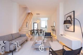 <p>Bent u op zoek naar een energiezuinige en instapklare woning met 3 slaapkamers en buitenruimte in het centrum van Gent? Dan is deze woning precies wat u zoekt.</p><p>Deze volledig gerenoveerde woning is gelegen aan de Drongensesteenweg in Gent, een vlot bereikbare en levendige ligging op korte afstand van het stadscentrum. In de directe omgeving vindt u een ruim aanbod aan winkels, scholen, openbaar vervoer en andere dagelijkse voorzieningen. De ligging combineert zo het comfort van stedelijk wonen met een vlotte mobiliteit, ideaal voor wie centraal en toch aangenaam wil wonen.</p><p>De woning werd volledig gerenoveerd en afgewerkt met kwalitatieve materialen. Daarnaast beschikt ze over vloerverwarming, wat zorgt voor extra wooncomfort. Zowel de voor- als achtergevel werden geïsoleerd, het dak werd vernieuwd en geïsoleerd, en ook alle leidingen werden volledig vervangen.</p><p>Indeling:<br />GLV: Bij binnenkomst betreedt u de inkomhal die toegang geeft tot de lichtrijke leefruimte met open keuken. Op het gelijkvloers is eveneens een apart toilet aanwezig. Via de leefruimte heeft u toegang tot de buitenruimte.<br />1steV: Via de trap bereikt u de nachthal die toegang biedt tot twee ruime slaapkamers en de badkamer.<br />2deV: Hier bevinden zich nog twee slaapkamers, bereikbaar via de trap in de hal, evenals een volledig geïsoleerde zolderruimte.</p><p>Interesse? Neem gerust contact met ons op voor meer informatie of om een bezoek in te plannen.</p>