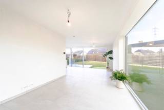 Deze instapklare woning is gelegen in een kindvriendelijke wijk op een uitstekende ligging vlak bij de op- & afrit E403 en AZ Delta.Door het gebruik...