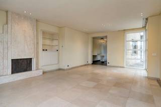 Op wandelafstand van het centrum van Waregem en met een vlotte verbinding naar de E17 ligt dit verrassend ruime, perfect onderhouden huis op een oppervlackte van ca. 746m² met een multifunctioneel atelier van ca. 170 m².<br /><br />Dankzij het ruime atelier biedt dit huis tal van mogelijkheden. Ideaal voor zelfstandigen, vrije beroepen of hobbyisten die werk en privé willen combineren, maar evengoed voor gezinnen die op zoek zijn naar extra ruimte voor een hobby, atelier of opslag. <br /><br />Indeling:<br /><br />Op het gelijkvloers bevindt zich een lichtrijke leefruimte met vloerverwarming en een stijlvolle natuurstenen vloer,en een volledig uitgeruste keuken. <br /><br />Op de eerste verdieping bevinden zich drie ruime slaapkamers afgewerkt in parket, een badkamer met ligbad en douche, een apart toilet.<br /><br />De afgewerkte zolderverdieping is ingericht als vierde slaapkamer met een eigen toilet. Deze ruimte leent zich eveneens perfect als logeerkamer, thuiskantoor of polyvalente hobbyruimte.<br /><br />Comfort en energiezuinig wonen:<br />-  Gunstig EPC C<br />- Lucht-waterwarmtepomp<br />- Zonneboiler<br />- Regenwaterput van 10.000 liter<br />- Conforme elektrische installatie<br /><br />Interesse? Contacteer Isabel Lambert 0472183804 of isabel.lambert@dewaele.com<br /><br /><br />Bestuursmaatregelen in het maatregelenregister: in aanvraag