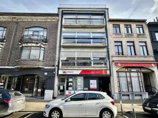 <p>Dit appartement is gelegen in het centrum van Boom op eerste verdieping. Het appartement beschikt over een ruime woonkamer met open keuken, een badkamer, een apart toilet en 2 slaapkamers. Waarvan een slaapkamer beschikt over een terras. In de kelderruimte is er nog nog een kleine privé berging. <br />Dit appartement bevindt zich op wandelafstand van scholen, winkels en het openbaar vervoer. Het appartement beschikt over een lift. </p><p>100 euro forfaitaire kost per maand.</p>
