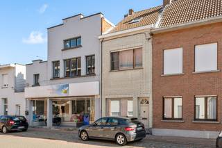 Deze te vernieuwen woning, gelegen in de Kapelstraat 75 te Duffel, biedt heel wat potentieel voor wie op zoek is naar een gezellige thuis...