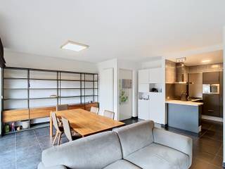 <p>Cet appartement une chambre à louer au centre de Louvain est idéal pour celles et ceux qui recherchent un logement confortable, lumineux et parfaitement situé. Les commerces, restaurants, transports en commun et toutes les commodités sont accessibles à pied.</p><p></p><p>Le hall d'entrée dispose d'un placard intégré pratique et mène vers un agréable séjour baigné de lumière naturelle grâce à de grandes baies vitrées. La cuisine ouverte s'intègre harmonieusement à l'espace de vie et crée un environnement convivial. Depuis le séjour, vous accédez directement à une grande terrasse où vous pourrez profiter d'un agréable espace extérieur.</p><p></p><p>La chambre est reliée à sa salle de bains privative, offrant un confort supplémentaire. L'appartement comprend également des toilettes séparées ainsi qu'un débarras pratique.</p><p></p><p>Un emplacement de parking privatif est inclus et les résidents disposent d'un local à vélos commun. Grâce au certificat de performance énergétique de classe A, vous bénéficiez d'un logement économe en énergie. Les consommations sont entièrement individuelles.</p><p></p><p>Le loyer mensuel est fixé à 1.195 euros. L'emplacement de parking est proposé à 100 euros par mois. La provision pour les charges communes est de 80 euros par mois. Vous avez également la possibilité de louer l'appartement meublé moyennant un supplément de 300 euros par mois.</p><p></p><p>Vous recherchez un appartement une chambre avec terrasse au centre de Louvain ? Contactez-nous pour obtenir plus d'informations ou organiser une visite via www.living-stone.be ! </p>