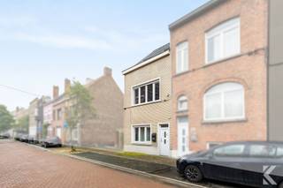 <p><strong>Energiezuinige gezinswoning met 3 ruime slaapkamers, 2 badkamers en zonnige koer</strong></p><p>Op een gunstige ligging, vlakbij winkels, scholen, openbaar vervoer en belangrijke invalswegen, bevindt zich deze grotendeels gerenoveerde rijwoning met een uitstekende energiescore (EPC A). Het strand ligt op minder dan 1 km afstand en het centrum bereikt u in slechts enkele minuten met de fiets.</p><p>De woning onderging de voorbije jaren ingrijpende renovaties. Zo werden onder meer het dak volledig vernieuwd en geïsoleerd, de gevels geïsoleerd, de elektriciteit vernieuwd en conform gekeurd, en alle ramen vervangen door hoogrendementsbeglazing (triple en HR-glas). Bovendien zorgen de 10 zonnepanelen voor een extra lage energiefactuur.</p><p><strong>Indeling</strong></p><p><strong>Gelijkvloers</strong></p><ul><li>Inkomhal</li><li>Ruime berging, ideaal voor fietsen en extra opslag</li><li>Gezellige leefruimte</li><li>Aparte keuken</li><li>Badkamer met ligbad, lavabo, toilet en aansluiting voor wasmachine</li><li>Zonnige, onderhoudsvriendelijke koer met zuidwestoriëntatie</li><li>Extra buitenberging</li></ul><p><strong>Eerste verdieping</strong></p><ul><li>Nachthal</li><li>2 ruime slaapkamers</li></ul><p><strong>Tweede verdieping</strong></p><ul><li>Zeer ruime derde slaapkamer</li><li>Recent vernieuwde tweede badkamer met dubbel lavabomeubel, toilet en bad met douchemogelijkheid</li></ul><p>Extra comfort wordt geboden door de elektrisch bedienbare rolluiken in de woonkamer en slaapkamers.</p><p>Deze woning combineert ruimte, energiezuinigheid en een uitstekende ligging. Met slechts enkele persoonlijke opfriswerken creëert u hier een eigentijdse thuis waar u jarenlang zorgeloos kunt wonen.</p><p><strong>Troeven</strong><br />✔ EPC A<br />✔ 10 zonnepanelen<br />✔ Conforme elektrische installatie<br />✔ Dak en isolatie vernieuwd<br />✔ 3 ruime slaapkamers<br />✔ 2 badkamers<br />✔ Zuidwestgerichte koer<br />✔ Nabij strand, winkels en scholen</p>