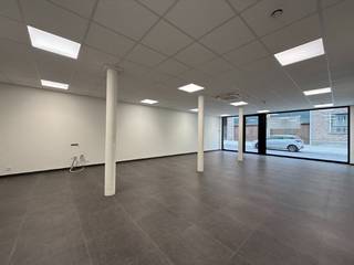 Op zoek naar een goed gelegen en instapklaar handelspand of kantoorruimte in het centrum van Temse?<br /><br />Deze moderne en recente ruimte van 90 m² biedt een open indeling met veel mogelijkheden voor commerciële of professionele activiteiten.<br />De grote open ruimte wordt aangevuld met een aparte keuken/berging en een afzonderlijk toilet.<br /><br />Het pand is voorzien van een energiezuinige warmtepomp (verwarming en airco) en beschikt over een gunstig energielabel A, wat zorgt voor een comfortabel en duurzaam gebruik.<br /><br />Op korte termijn beschikbaar, volgens afspraak.