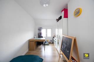 <p><span>EERSTE KIJKDAG VOLZET: Zaterdag 14/02/2026. TWEEDE KIJKDAG 16/02/2026. Maakt vandaag nog een afspraak: 03/449.49.77 of via onze website: https://www.coprimmo.be/nl/te-koop/28774/instapklare-woning-3-slk-in-hemiksem</span></p><p><span>Instapklare, gerenoveerde woning met 3 slaapkamers en autotoegankelijke tuin in Hemiksem</span></p><p><span> </span></p><p><span>Deze smaakvol gerenoveerde woning (2022) is gelegen op een perceel van 230 m² en combineert hedendaags wooncomfort met een praktische indeling. Dankzij de achteruitweg langs de tuin, die ook met de auto bereikbaar is, biedt deze woning een duidelijke meerwaarde.</span></p><p><span> </span></p><p><span>Indeling</span></p><p><span> </span></p><p><span>Gelijkvloers</span><span><br />Bij het betreden van de woning komt u in een uitnodigende woonkamer met warme houten vloeren en een gezellige haardkachel, ideaal voor ontspannen avonden. De grote raampartijen zorgen voor een overvloed aan natuurlijk licht en creëren een aangename, open sfeer.</span></p><p><span>Aansluitend bevindt zich de moderne, volledig uitgeruste keuken met kwalitatieve toestellen, waaronder een vaatwasser en afzuigkap. De combinatie van houten werkbladen en witte kasten geeft de keuken een strak en hedendaags karakter.<br />Daarnaast is er een praktische aparte wasruimte met aansluitingen voor wasmachine en droogkast.</span></p><p><span>De badkamer is afgewerkt met hoogwaardige materialen en beschikt over een moderne inbouwkast, een wastafel met dubbele lavabo, een ruime inloopdouche met glazen wand en een toilet.</span></p><p><span> </span></p><p><span>Eerste verdieping</span><span><br />Op de eerste verdieping bevinden zich drie volwaardige slaapkamers, ideaal voor een gezin, thuiswerk of hobbyruimte.</span></p><p><span> </span></p><p><span>Buitenruimte</span><span><br />De woning beschikt over een ruime achtertuin met veel potentieel. Deze buitenruimte leent zich perfect voor ontspanning, tuinactiviteiten of eventuele uitbreidingsmogelijkheden. Uniek is de achteruitweg die toegang biedt tot de tuin met de auto.</span></p><p><span> </span></p><p><span>Kelder:</span></p><p><span>Er is nog een kelder aanwezig </span></p><p><span> </span></p><p><span>Ligging</span><span><br />Gelegen in Hemiksem, in een rustige woonomgeving met vlot bereikbare voorzieningen, openbaar vervoer en verbindingswegen.</span></p><p><span> </span></p><p><span>Renovatie (2022)</span></p><ul><li><span>Nieuwe verwarmingsketel</span></li><li><span>Vernieuwde badkamer en keuken</span></li><li><span>Elektriciteit vernieuwd en conform</span></li><li><span>Nieuwe leidingen</span></li><li><span>Vernieuwde ramen</span></li></ul><p><span> </span></p><p><span>Extra troeven</span></p><ul><li><span>Instapklare woning</span></li><li><span>Volledig gerenoveerd met oog voor detail</span></li><li><span>Autotoegankelijke tuin via achteruitweg</span></li><li><span>Elektriciteit conform</span></li><li><span>Veel natuurlijke lichtinval</span></li></ul><p><span>Een ideale woning voor wie op zoek is naar comfort, kwaliteit en een praktische ligging.</span></p><p><span> </span></p><p><span> </span></p>