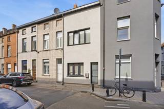 <br />Charmante rijwoning met lichtrijke leefruimtes, een keuken met dakraam en drie slaapkamers. Comfortabel wonen, vlak bij het bruisende centrum van Gent.<br /><br /><strong>Gelijkvloers</strong><br />Een lichtrijke living aan de straatzijde loopt open door naar de eetruimte met houtlook laminaat. De volledig uitgeruste L-keuken (gasfornuis, oven, vaatwasser) baadt in het daglicht dankzij het grote dakraam. Via de achterdeur bereik je de buitenruimte.<br /><br /><strong>Eerste</strong> <strong>verdieping</strong><br />Ruime slaapkamer en een moderne badkamer met inloopdouche, gangtoilet en dubbele wastafel.<br />Dakverdieping<br />Twee gezellige slaapkamers met dakvensters en veel lichtinval. Flexibel in te richten als kantoor, dressing of hobbyruimte.<br /><br /><strong>Troeven</strong>
<ul>
<li>Verzorgde gepleisterde gevel met zwart buitenschrijnwerk</li>
<li>Centrale verwarming</li>
<li>Laminaatvloer doorheen de woning</li>
<li>Winkels, scholen en openbaar vervoer vlakbij</li>
</ul>
<br />Voor meer informatie of een bezoekmoment: contacteer<strong> info@oko.immo</strong> of <strong>0484 14 96 86.</strong>