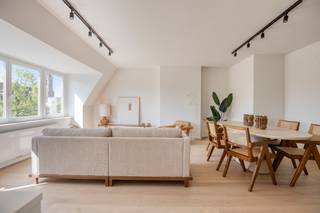 Dit SUPER-DE-LUXE gerenoveerd dakappartement met 3 SLAAPKAMERS, zonnig TERRAS en prachtig ZICHT op de AUGUSTIJNENREI zorgt voor dé UNIEKE WOONBELEVING! Deze parel (4°V) werd 100% vernieuwd met de meest kwalitatieve TOPMATERIALEN en maakt deel uit v/e verzorgde residentie (met lift) gelegen in hartje Brugge, op 5min. wandelen van de Markt. Dit royale & stijlvolle appartement (130m<sup>2</sup>) omvat: inkomhal met gastentoilet, LICHTOVERGOTEN leefruimte (grote raampartijen) met idyllisch uitzicht op het water, nagelnieuwe open luxekeuken (toestellen Miele: inductiekookplaat met dampkap, oven, microgolfoven, vaatwas, ijskast met diepvriesvak, composiet werkblad, ...), nachthal met toilet, 3 volwaardige slaapkamers, luxe badkamer afgewerkt in mortex (voorzien van: inloopdouche met rainshower, dubbel lavabomeubel, handdoekdroger). Zonnig terras om zalig in alle rust te genieten. Extra's: CV, dubbel glas, GOEDGEKEURDE elektriciteit, volledig geschilderd, incl. DESIGNverlichting (Dark), parket, stalen deur... Mogelijkheid tot aankoop van een garagebox in het aanpalend gebouw. Hier geniet je van rust, ruimte & luxe op een unieke ligging!<br />