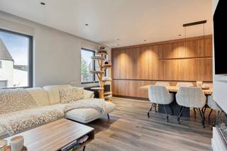 Ben je op zoek naar een instapklare woning dicht bij het station van Denderleeuw? Zoek niet verder, deze volledig gerenoveerde woning is ideaal voor jou.<br /><br />Indeling:<br />GELIJKVLOERS:<br />- Inkomhal<br />- Apart toilet<br />- Leefruimte / keuken (open vloer-indeling)<br />- Bureauruimte<br /><br />EERSTE VERDIEP<br />- 3 slaapkamers<br />- badkamer met bad, douche en dubbele lavabo<br /><br />Troeven:<br />- Aangenaam terras<br />- Ondergrondse kelder/ garageplaats<br />- Dichtgelegen bij het station van Denderleeuw (achterkant) of winkels<br />- Ingemaakte kasten<br />- Driedubbel glas en EPC C, geen renovatieplicht<br />- Badkamer die aanvoelt als jouw persoonlijke spa<br /><br />Ben je benieuwd naar deze woning? Om een bezoek in te plannen kan u contact opnemen met Mitch via mitch.goossens@albert.immo of op het nummer 0470/36 11 85<br />Je kan je ook via onze website inschrijven voor de bezoekdag!<br /><br />Bij Albert kom je thuis!