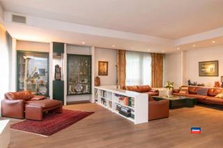 <p><span>TOPLOCATIE - AAN PARK DEN BRANDT </span><span>| </span><span>RUIM GELIJKVLOERS APPARTEMENT MET DRIE SLAAPKAMERS EN TERRAS | EPC C | </span></p><p><span>Het appartement is gelegen op het gelijkvloers. Een absolute toplocatie, met zicht op park den brandt.</span></p><p><span>Indeling als volgt: inkomhal/gang - ruime leefruimte met eetkamer - geïnstalleerde keuken met veel opbergruimte - ruim terras aan het park - drie ruime slaapkamers - badkamer met douche, toilet en lavabomeubel - badkamer met toilet, bad en lavabomeubel.</span></p><p><span>Maandelijkse kosten </span><span>bedragen ca. 898 euro (minuterie, blokpolis, onderhoud, syndicus, verwarming, conciërge en water).</span></p><p><span> </span></p><p><span>Extra troeven:</span></p><ul><li><span>Grote raampartijen zorgen voor veel lichtinval in het appartement.</span></li><li><span>Terras vooraan & achteraan.</span></li><li><span>Autostaanplaats optioneel mee aan te kopen.</span></li><li><span>Ruime kelderberging(30 m²) mee in de prijs.</span></li><li><span>Gemeenschappelijke fietsenstalling, wasruimte,...</span></li><li><span>Conciërge in het gebouw.</span></li><li><span>Interessante praktijklocatie</span></li><li><span>Wandelend naar park den brandt, maar ook gunstig nabij belangrijke invalswegen</span></li></ul><p><span> </span></p>