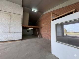Een ruime grondoppervlakte van 172 m²Een stevige mezzanine van 40 m², perfect voor extra voorraad of klein materiaal.Ingericht met een...