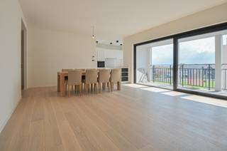 Lichtrijk appartement met een ruim zonnig terras gelegen in een prestigieuze residentie nabij het commercieel centrum.Indeling: Ruime inkom met...