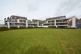 Nieuwbouwappartement op de 3e verdieping, met een zeer ruim terras (+/- 156 m²) rondom het appartement. Nabij de jachthaven van Zeebrugge. Stijlvol project met een verfijnde, strakke architectuur. Dit appartement omvat: een inkomhal, apart toilet, 2 slaapkamers met toegang tot het zeer ruime terras, badkamer met bad, inloopdouche en dubbele lavabo, open keuken met berging voorzien van alle toestellen die uitgeeft op de lichtrijke living met eetruimte. Prachtig ruim terras (+/- 156 m²) rondom rond het appartement met buitenberging. Gebruik van hedendaagse en duurzame materialen, aangename indeling, grote ramen waardoor men optimaal kan genieten van een open zicht en de zon. Tevens nog de mogelijkheid tot het aankopen van gelijkvloerse of ondergrondse staanplaatsen en garageboxen. Zeer vlotte bereikbaarheid, nabij de jachthaven van Zeebrugge, verscheidene fiets- en wandelroutes,… Voor alle info neem contact met ons op 050/60 60 78 of per mail.