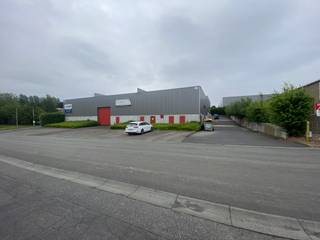 Deze ruime en instapklare loods is gunstig gelegen in een ambachtelijke zone, niet ver van de oprit van de autosnelweg in Menen. Ideaal voor...