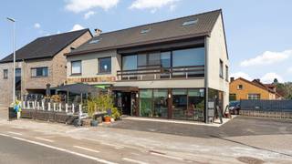 Investeringspand met aantrekkelijk rendement op toplocatie in Zonhoven<br /><br />Bent u op zoek naar een rendabele vastgoedinvestering met onmiddellijke huuropbrengst én toekomstig groeipotentieel? Dit veelzijdige opbrengsteigendom, gelegen in het hart van Zonhoven, combineert een sterke commerciële ligging met een aantrekkelijke huuropbrengst en tal van mogelijkheden.<br /><br />Het handelsgelijkvloers van ca. 205 m² (bron: EPC) is momenteel ingericht als horecazaak. Dankzij de ruime oppervlakte leent het pand zich echter ook uitstekend voor diverse andere commerciële activiteiten.<br /><br />De uitstekende zichtbaarheid, sterke passage en het ruime terras zorgen voor een aantrekkelijke commerciële uitstraling. Daarnaast vormen de ruime parkeermogelijkheden een belangrijke meerwaarde voor zowel klanten als bezoekers.<br /><br />Voor investeerders biedt dit eigendom een bijzonder interessante combinatie van direct rendement en potentieel op langere termijn.<br /><br />Extra troeven<br />Hoge huuropbrengst en aantrekkelijk rendement<br />Strategische ligging in het centrum van Zonhoven<br />Goede zichtbaarheid en sterke commerciële passage<br />Ruim terras<br />Voldoende parkeermogelijkheden<br />Multifunctioneel handelspand met diverse invullingsmogelijkheden<br />Mogelijkheid tot aandelenoverdracht, wat afhankelijk van de concrete situatie fiscaal interessant kan zijn<br />EPC C<br /><br />Een interessante opportuniteit voor investeerders die op zoek zijn naar vastgoed met onmiddellijke inkomsten, een sterke commerciële basis en toekomstpotentieel.