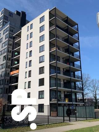 Het appartement heeft de volgende indeling: Men komt binnen via de inkomhal met een apart toilet en een berging (aansluiting wasmachine). Van hieruit kan men naar de lichtrijke leefruimte met eetkamer en een open en volledig geïnstalleerde keuken. Aangrenzend aan de leefruimte is een ruim terras voorzien. Voorts is er 1 slaapkamer aanwezig met aansluitend een dressing en een ingerichte badkamer met inloopdouche.<br /><br />In de kelder is nog een privatieve berging voorzien + een gemeenschappelijke fietsenberging.<br /><br />- EPC = 97 kWh/m²<br />- € 50 algemene onkosten per maand (inclusief brandverzekering)<br />- Mogelijkheid tot bij huren van een ondergrondse autostaanplaats aan € 85 + € 12,10 algemene onkosten per maand<br />- Kleine huisdieren zijn bespreekbaar<br /><br />Residentie "BELLE FONTAINE" is de allerlaatste fase van het unieke project op de terreinen van de voormalige Anco fabriek te Turnhout. Gelegen langs het kanaal Dessel-Schoten en aan de jachthaven 'De Nieuwe Kaai' biedt dit project zijn bewoners rustig wonen op een bijzonder fraaie locatie aan het water en in het groen. In de directe omgeving bevinden zich verschillende drank- en eetgelegenheden, winkels, haltes openbaar vervoer, enz.... De op- en afritten Turnhout-West en Turnhout-Centrum van de snelweg E34 Eindhoven-Antwerpen zijn nabij.<br /><br />Voor bijkomende informatie of een bezoek ter plaatse kan u steeds contact opnemen met Immo S|P op 014/59.10.20. of via info@immosp.be