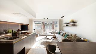 <p>Luxueux appartement entièrement rénové de 3 chambres, idéalement situé dans l’avenue Parmentier, à quelques pas de la digue.</p>
<p>L’appartement se compose d’un hall d’entrée avec toilette invités, d’un WC séparé, d’une cuisine entièrement équipée, d’un espace repas et d’un agréable séjour.</p>
<p>La chambre principale dispose de placards intégrés ainsi que d’une salle de bains attenante avec douche à l’italienne. La deuxième chambre bénéficie également de placards intégrés. La troisième chambre est aménagée avec un lit superposé. Les deuxième et troisième chambres partagent une salle de douche séparée.</p>
<p>Les chambres donnent toutes à l’arrière sur une terrasse, offrant ainsi un espace extérieur agréable et paisible.</p>
<p>Une cave privative est également comprise dans la vente.</p>