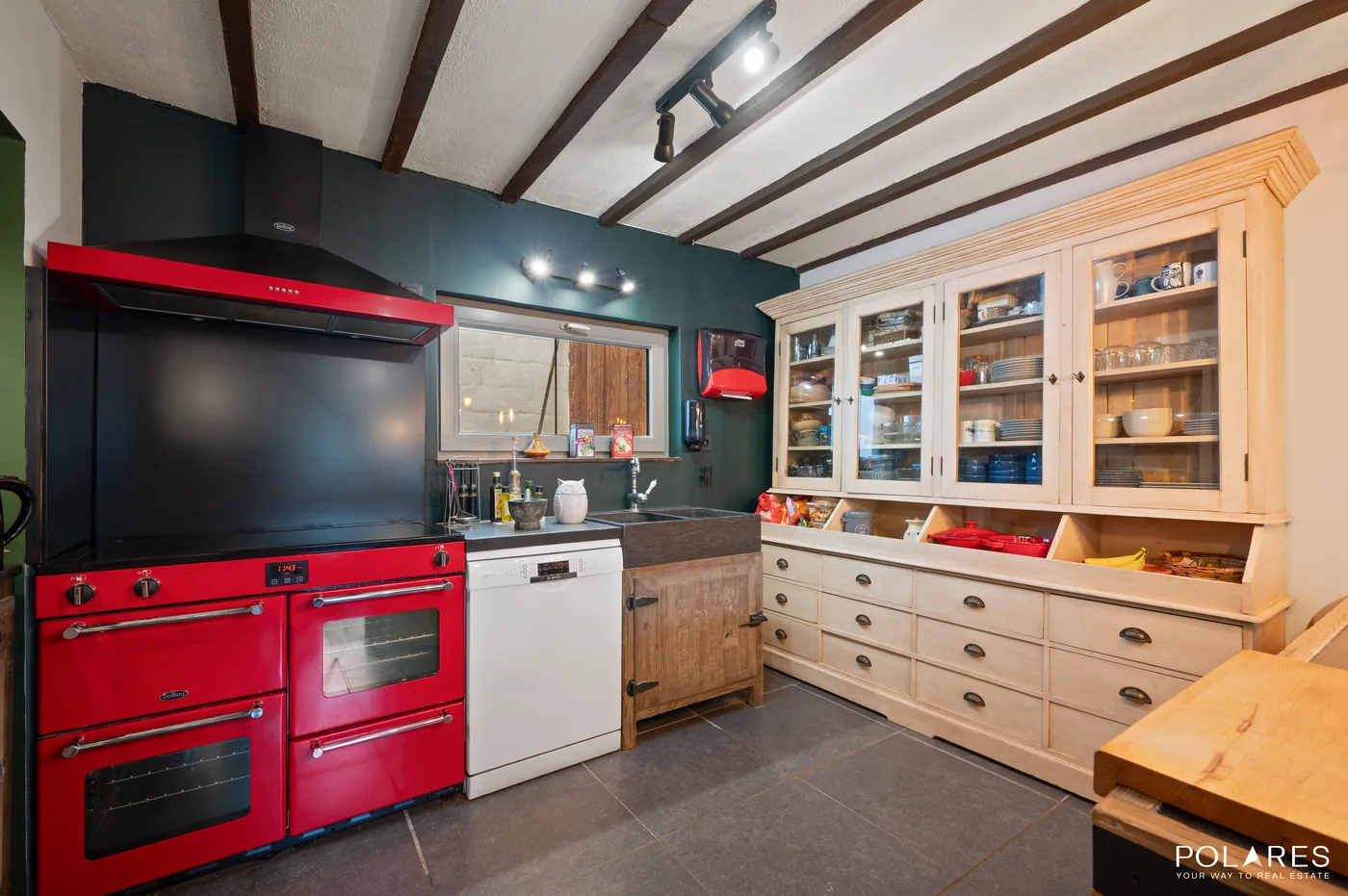 Characterful country house with 4 bedrooms, swimming pool and green garden - photo 4