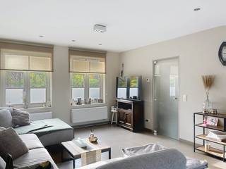 In Sint-Joris near connecting roads, we find this well-maintained terraced house. The house is located close to schools, shops and public...