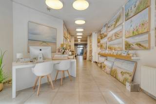 Dit moderne kantoor (bouwjaar 2013) op de Alfons Pieterslaan combineert een strategische ligging met een hoogwaardige afwerking. Gelegen op een van de drukste punten van Oostende, bent u hier verzekerd van maximale visibiliteit en een constante stroom aan voorbijgangers.De troeven op een rij:*Maximale zichtbaarheid: Gelegen in een dynamische winkelstraat met veel passage en een sterke commerciële mix (o.a. Carrefour Market, Kruidvat, banken).*Instapklaar &amp; modern: Volledig afgewerkt met een stijlvolle vloer en een uitstekend EPC-label A.*Ruimte &amp; licht: Een diep, ruimtelijk pand dat achteraan uitgeeft op een aangenaam zonnig terras.*Gelegen in een straat met tweerichtingsverkeer, kortparkeermogelijkheden en een laad- en loszone vlak voor de deur.*Comfort: Voorzien van een geïnstalleerd keukentje en een modern toilet.*Technieken: Verwarming op gas via een condenserende kachel.Het pand is uiterst flexibel in te richten en leent zich perfect voor een winkel, kantoorruimte, praktijk voor vrije beroepen, galerij of horeca-invulling.U bevindt zich hier in het kloppende hart van de stad, op wandelafstand van de jachthaven, het Mu.ZEE en het stadhuis. De buurt kenmerkt zich door een gezonde mix van retail, kantoren en woningen, wat zorgt voor een divers en trouw cliënteel.Bent u klaar om uw professionele droom waar te maken op deze toplocatie?Neem vandaag nog contact op voor een bezoek ter plaatse en ontdek de mogelijkheden van dit unieke pand!Bestuursmaatregelen in het maatregelenregister: in aanvraag