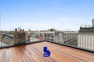 Ontdek dit fenomenale duplex penthouse in de charmante Londenstraat, op een toplocatie in Oostende. Slechts enkele stappen van de...