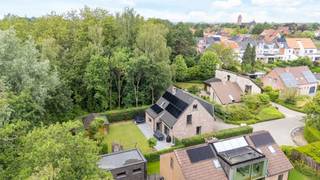 Prachtige, energiezuinige gezinswoning (EPC B) met 3 slaapkamers.<br /><br />Bent u op zoek naar de perfecte combinatie van modern wooncomfort, duurzaamheid en absolute rust? Deze stijlvolle, eigentijdse woning ligt in een uiterst rustige doodlopende straat op een mooi perceel van 540 m². Omringd door een groen en bosrijk uitzicht biedt dit eigendom alle privacy en ruimte die een gezin zich kan wensen.<br />De troeven van deze woning op een rij:<br /><br />-Uiterst energiezuinig (EPC B): Dankzij de uitstekende isolatie en maar liefst 18 zonnepanelen bent u volledig voorbereid op de toekomst en geniet u van een zeer lage energiefactuur.<br />-Lichtrijke leefruimte met sfeer: De gezellige living vormt het hart van het huis en is voorzien van een sfeervolle gashaard, ideaal voor warme en gezellige avonden.<br />-Open keuken: De modern ingerichte open keuken sluit naadloos aan op de leefruimte en beschikt over grote raampartijen die direct uitgeven op de tuin. Koken met zicht op het groen was nog nooit zo fijn!<br />-Mooie zuidgerichte tuin: Buiten geniet u de hele dag door van de zon op het perceel van 540 m². De tuin is volledig omheind met een strakke, groene haag en beschikt over een handig houten tuinhuis en volop veilige speelruimte voor kinderen.<br />-3 Comfortabele slaapkamers: De bovenverdieping biedt plaats aan drie volwaardige, lichtrijke slaapkamers met een rustgevend uitzicht op de natuurlijke omgeving.<br />-Mooi ingerichte badkamer: Een eigentijdse, comfortabele badkamer die met hoogwaardige materialen is afgewerkt voor het ultieme wellnessgevoel thuis.<br /><br />De woning is uitgerust met een inpandige garage en een royale, beklinkerde oprit die plaats biedt aan meerdere voertuigen.<br />Gelegen in een uiterst kindvriendelijke omgeving zonder doorgaand verkeer, maar toch met een vlotte verbinding naar lokale scholen, winkels en invalswegen. Een unieke, instapklare kans voor wie op zoek is naar ruimte, licht en duurzaamheid!<br /><br />Zou u graag de nieuwe eigenaar worden van dit prachtige pand. Voor meer info hyboma.be of wenst u graag een bezoek ter plaatse contacteer dan Guy 0479/88 88 06 of Hyboma op 051 480 980!