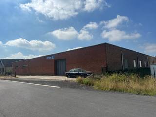 Loods van 360m² op industrieterrein van Houthulst.<br /><br />De loods heeft een eigen toegangspoort en is beschikbaar in overleg.<br /><br />Elektriciteit en water aanwezig.<br /><br />Exclusief onroerende voorheffing (+-150 euro/maand)