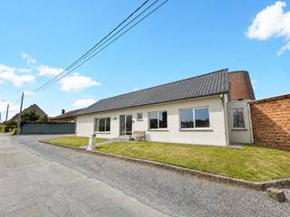 <strong>TE RENOVEREN ALLEENSTAANDE WONING</strong> van het <strong>BUNGALOW</strong> type op een mooi grondperceel en dit met wel een <strong>VERRASSENDE TROEF...NL DE HISTORISCHE "CLEMENTSMOLEN"</strong> die zich in de tuin situeert! Gelegen in het <strong>LANDELIJKE EN RUSTIGE HUISE</strong> en in aangename woonomgeving met toch een vlotte bereikbaarheid dankzij de nabijheid van de <strong>N60</strong>, scholen, winkels en andere voorzieningen. Indeling Gelijkvloers : inkomhal, toilet en vestiaire, ruime woonkamer, keuken, <strong>3 VOLWAARDIGE SLAAPKAMERS</strong>, badkamer, ruime dressing, veranda en bureau- of wasplaats. Zolder: nachthal, <strong>2 EXTRA SLAAPKAMERS</strong> en 2 bergingen. Buiten geniet u van een <strong>ZONNIGE, ZUIDGERICHTE TUIN</strong> met terras, tuinberging en een uniek uitzicht op de <strong>MOLENROMP VAN DE HISTORISCHE CLEMENTSMOLEN</strong>, opgericht in 1902 door Clement D'hondt.<br /><br /><strong><u>Sommige beelden in deze publicatie werden met behulp van artificiële intelligentie gegenereerd!</u></strong><br /><br />Adres: Molenstraat 39 te Huise (Kruisem)<br /><br />Renovatieplicht van toepassing; P-score: A, G-score: A; Bestuursmaatregelen in maatregelenregister: neen.