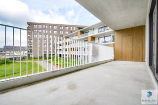 Centraal gelegen ruim  appartement met 3 slpks en autostaanplaatsINDELING: Inkomhal met apart toilet en aparte bergruimte, ruime lichtrijke...